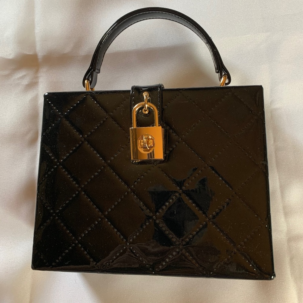 🎉Host Pick🎉 Square Box Handbag with Black Quilted Outside!